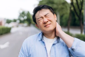 Read more about the article At-Home Self-Traction for Radiculopathy: What the Research Says & How Physical Therapy Helps